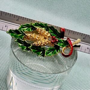Vintage Gerry's Pine Cones & Holly Christmas Wreath Brooch Pin Gold Tone NWOT